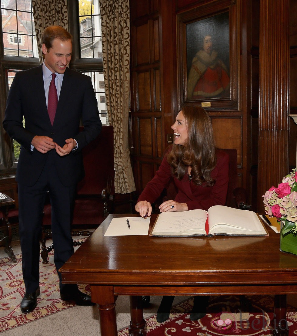 El Príncipe Guillermo y Kate Middleton ríen divertidos en un acto oficial en Londres