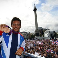 Tom Daley posa con su medalla de bronce