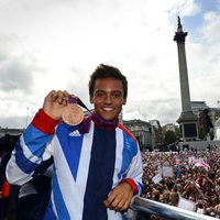 Tom Daley posa con su medalla de bronce