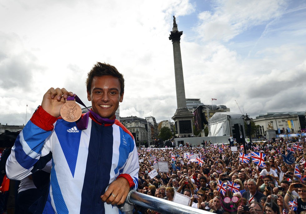 Tom Daley posa con su medalla de bronce