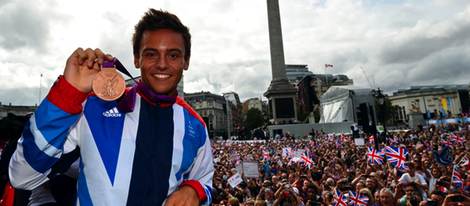 Tom Daley posa con su medalla de bronce