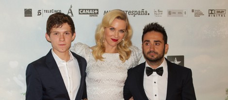 Tom Holland, Naomi Watts y Juan Antonio Bayona en el estreno de 'Lo Imposible' en Madrid