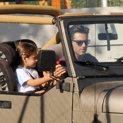 David Bustamante recoge a su hija Daniella en el colegio en Jeep