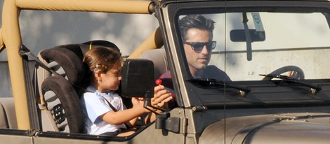 David Bustamante recoge a su hija Daniella en el colegio en Jeep