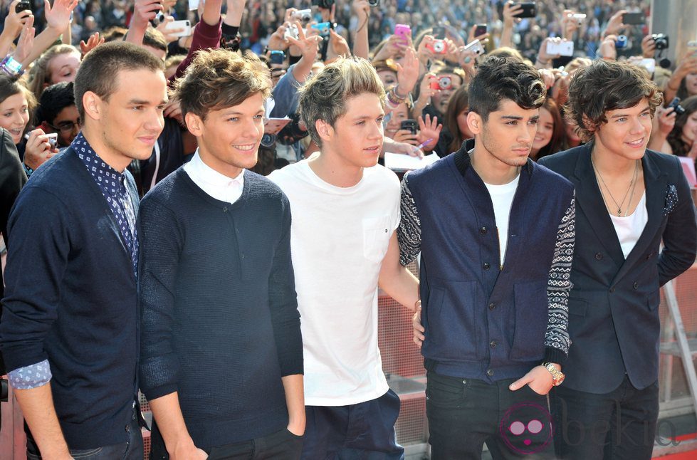 One Direction en la llegada a los Teen Awards 2012