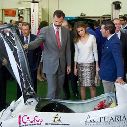 Los Príncipes de Asturias observan el trabajo realizado de los alumnos de FP de Valladolid