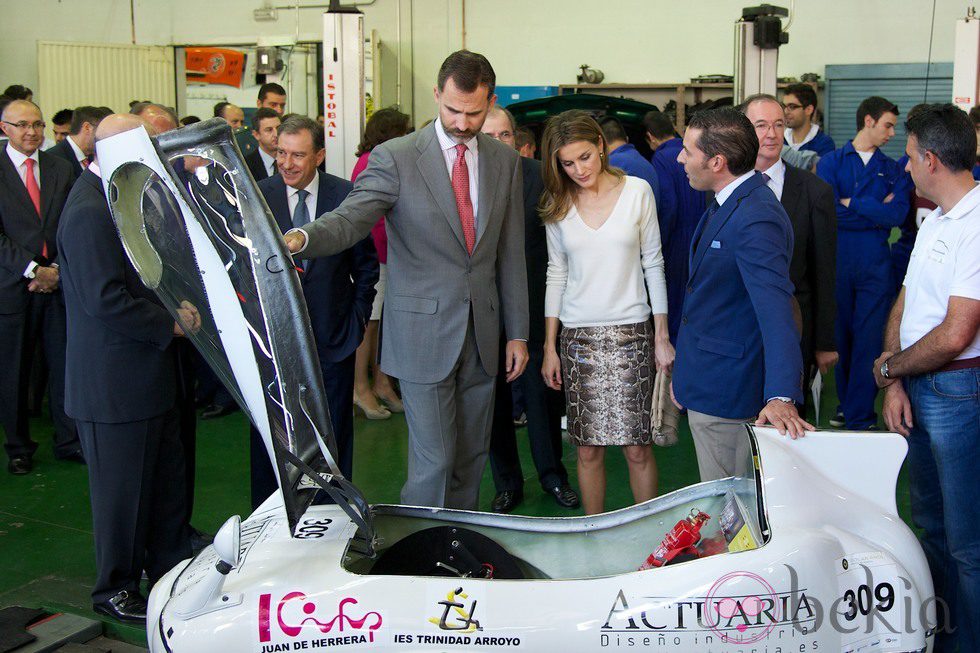 Los Príncipes de Asturias observan el trabajo realizado de los alumnos de FP de Valladolid