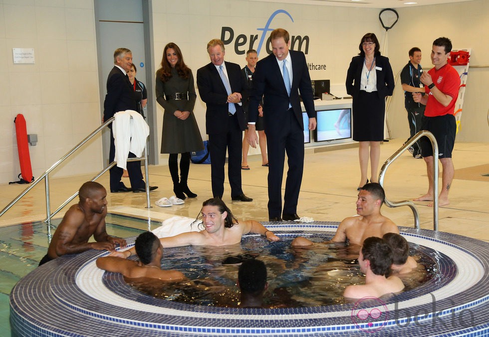 Los Duques de Cambridge contemplan a unos deportistas en un jacuzzi