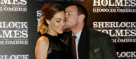 Guy Ritchie besa cariñoso a su pareja Jacqui Ainsley