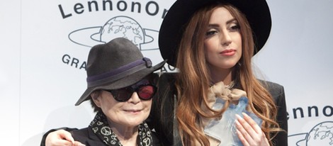 Lady Gaga tras recibir el Premio de la Paz Lennon-Ono de manos de Yoko Ono