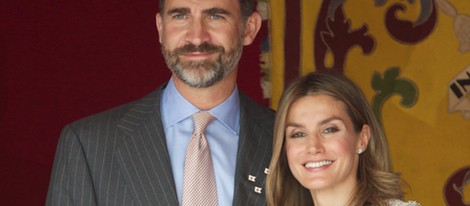 Los Príncipes Felipe y Letizia muy sonrientes en el Día de la Banderita 2012