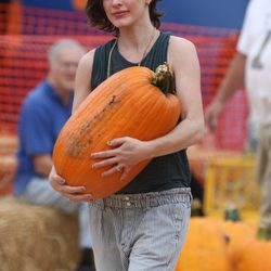 Milla Jovovich elige calabaza para Halloween 2012