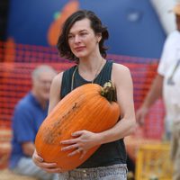 Milla Jovovich elige calabaza para Halloween 2012