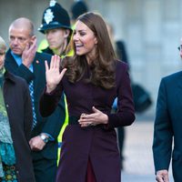 La Duquesa de Cambridge saluda en su visita a Newcastle