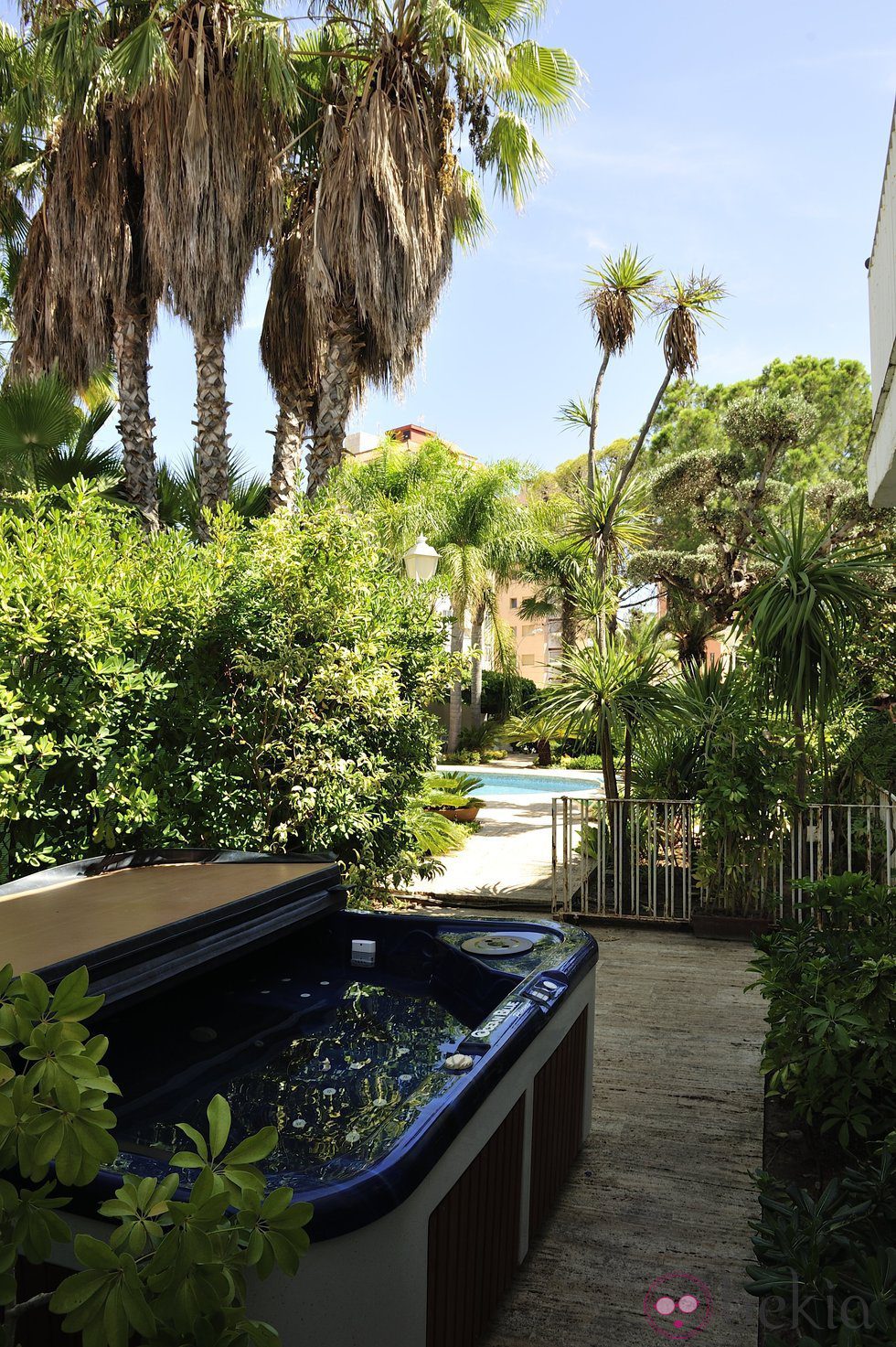 Vistas del jacuzzi y la piscina de la casa de 'Gandía Shore'