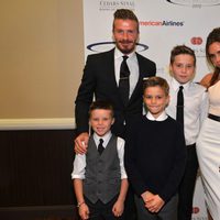 David Beckham y Victoria Beckham junto a sus hijos Cruz, Romeo y Brooklyn