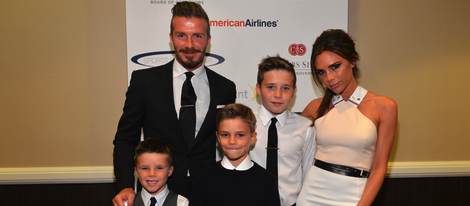 David Beckham y Victoria Beckham junto a sus hijos Cruz, Romeo y Brooklyn