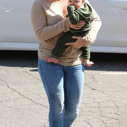 Hilary Duff paseando con su hijo Luca por Beverly Hills