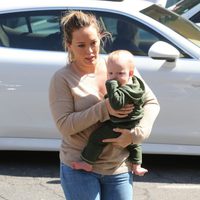 Hilary Duff paseando con su hijo Luca por Beverly Hills