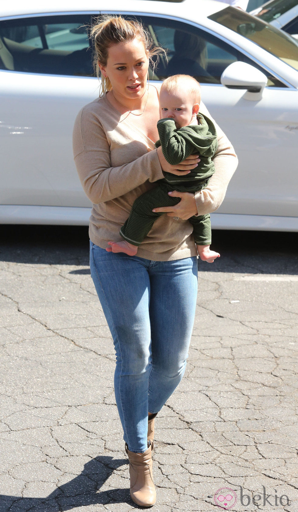 Hilary Duff paseando con su hijo Luca por Beverly Hills