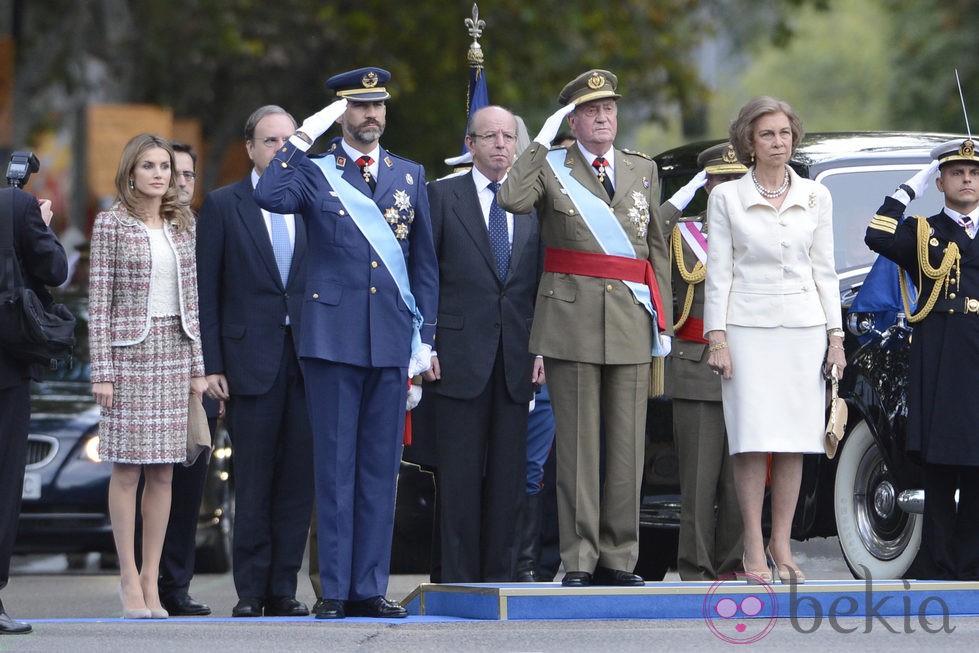 Los Reyes y los Príncipes Felipe y Letizia a su llegada al desfile militar del Día de la Hispanidad 2012