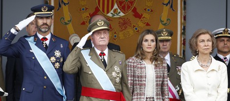 Los Reyes y los Príncipes Felipe y Letizia durante el desfile del Día de la Hispanidad 2012