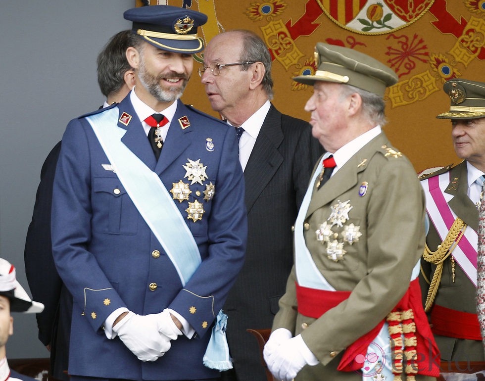 El Rey y el Príncipe Felipe durante el desfile militar del Día de la Hispanidad 2012