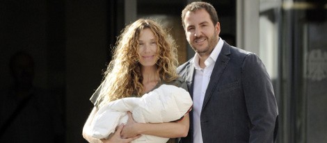 Borja Thyssen y Blanca Cuesta con su hijo Enzo en brazos