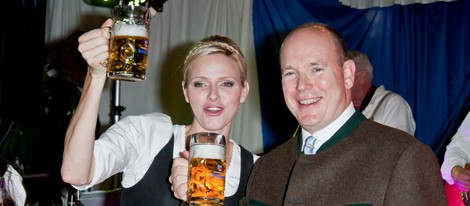 Alberto y Charlene Mónaco bebiendo cerveza en el Oktoberfest del Principado