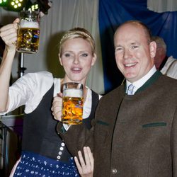 Alberto y Charlene Mónaco bebiendo cerveza en el Oktoberfest del Principado