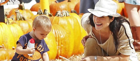 Selma Blair recogiendo calabazas con su hijo para celebrar el día de 'Halloween'