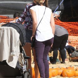 Alessandra Ambrosio y Jessica Alba recogiendo calabazas para celebrar 'Halloween'