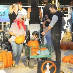 Christina Aguilera con su marido y su hijo recogiendo calabazas para la fiesta de 'Halloween'