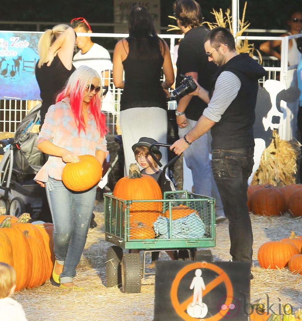 Christina Aguilera con su marido y su hijo recogiendo calabazas para la fiesta de 'Halloween'