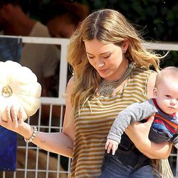 Hilary Duff con su hijo recogiendo calabazas para 'Halloween'