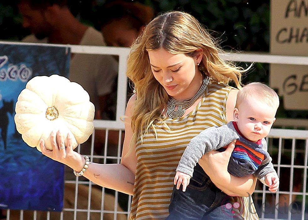 Hilary Duff con su hijo recogiendo calabazas para 'Halloween'