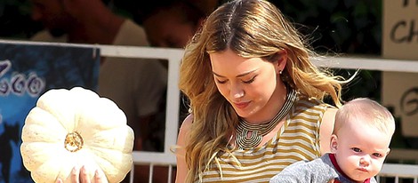 Hilary Duff con su hijo recogiendo calabazas para 'Halloween'