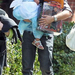 Gabriel Aubry paseando con su hija tras recoger calabazas para la fiesta de 'Halloween'