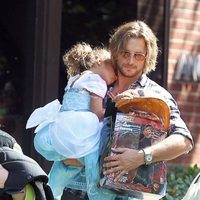 Gabriel Aubry paseando con su hija tras recoger calabazas para la fiesta de 'Halloween'