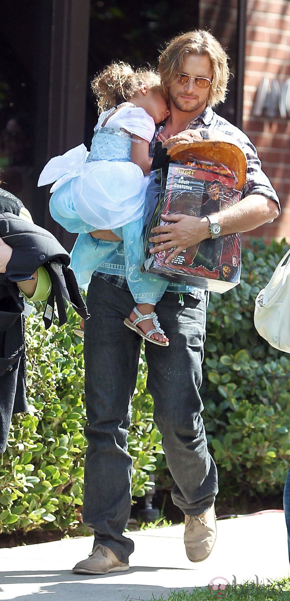 Gabriel Aubry paseando con su hija tras recoger calabazas para la fiesta de 'Halloween'