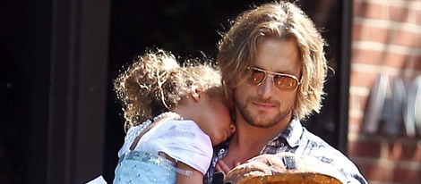 Gabriel Aubry paseando con su hija tras recoger calabazas para la fiesta de 'Halloween'