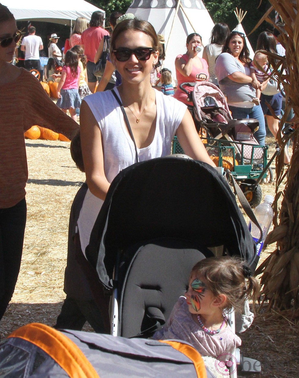 Jessica Alba paseando a su hijo tras una jornada intensa recogiendo calabazas para 'Halloween'