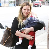 Hilary Duff con su hijo Luca Comrie en brazos