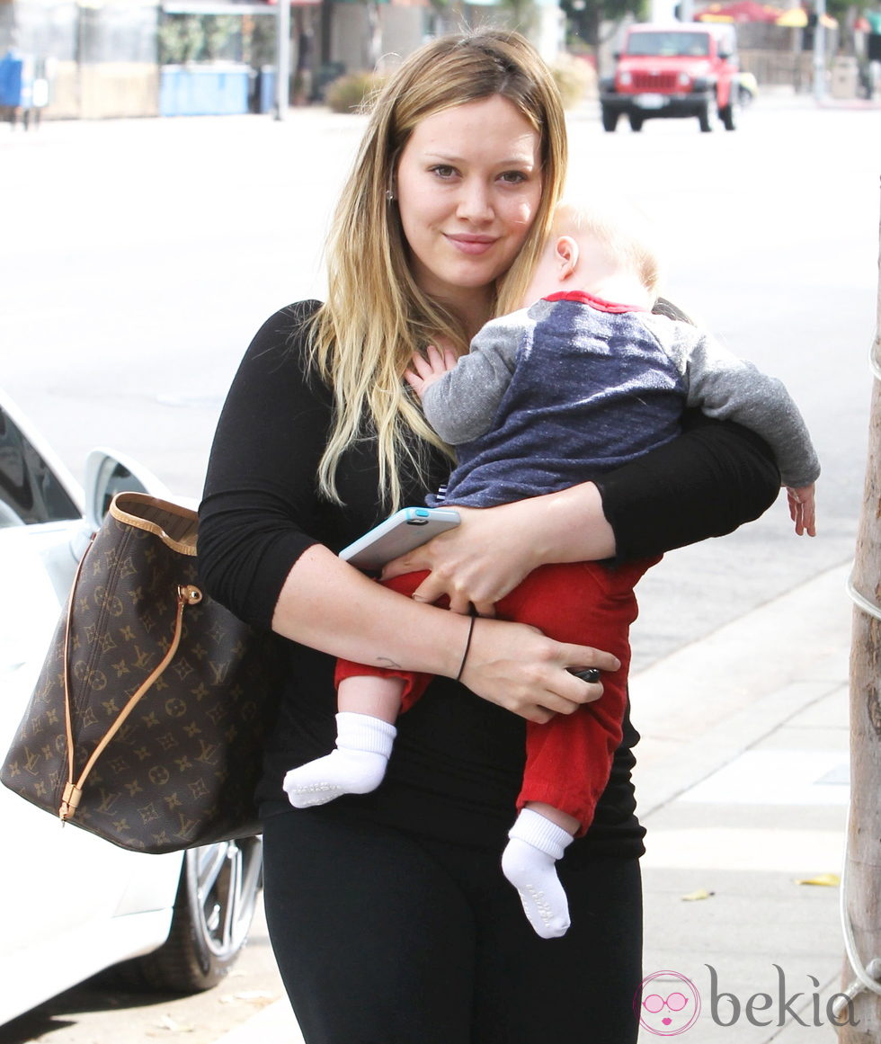 Hilary Duff con su hijo Luca Comrie en brazos