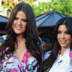 Las hermanas Kardashian y Mario Lopez en el programa 'Extra'