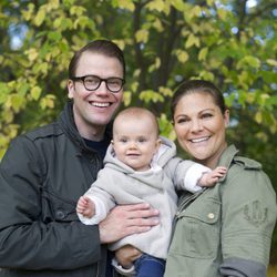 Victoria y Daniel de Suecia con la Princesa Estela con 8 meses