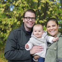 Victoria y Daniel de Suecia con la Princesa Estela con 8 meses