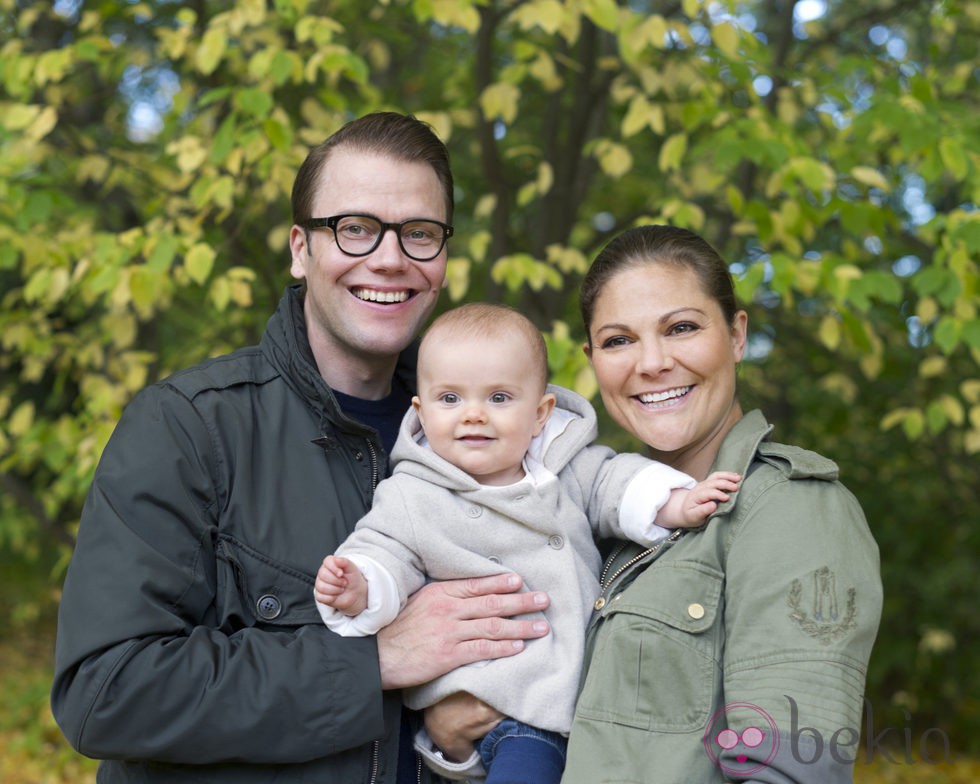 Victoria y Daniel de Suecia con la Princesa Estela con 8 meses