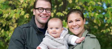 Victoria y Daniel de Suecia con la Princesa Estela con 8 meses