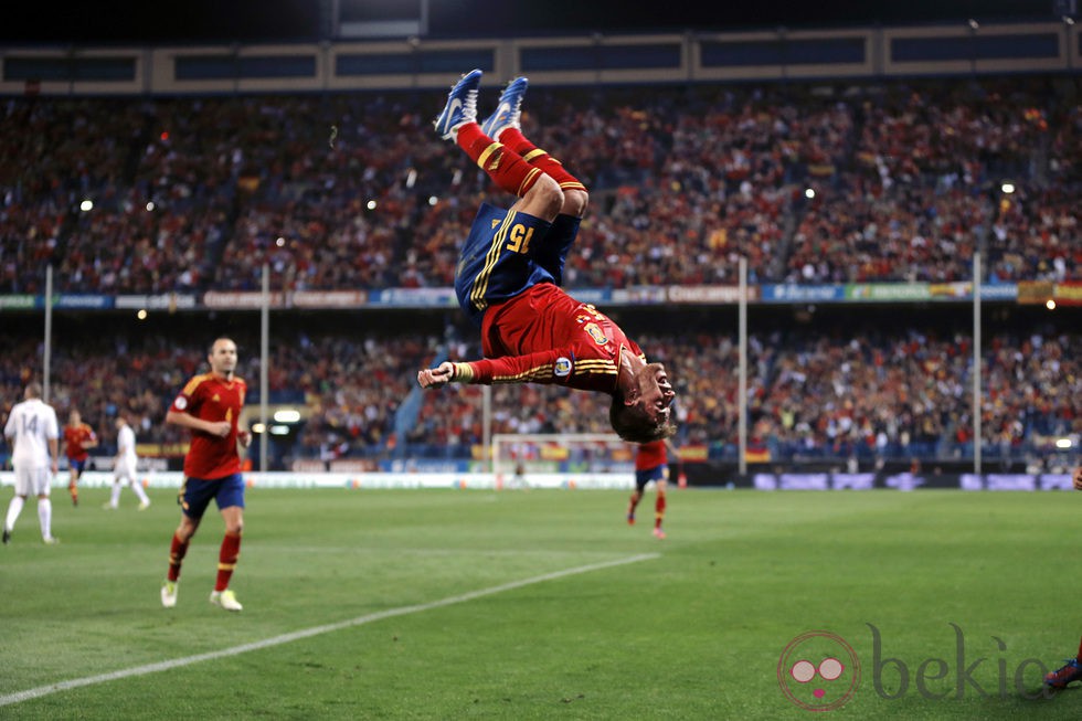 Sergio Ramos celebra con una voltereta su gol a Francia